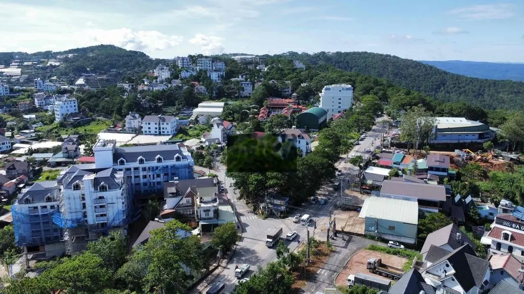 Mặt tiền chính Hùng Vương. Lợi hầm kinh doanh khách sạn
