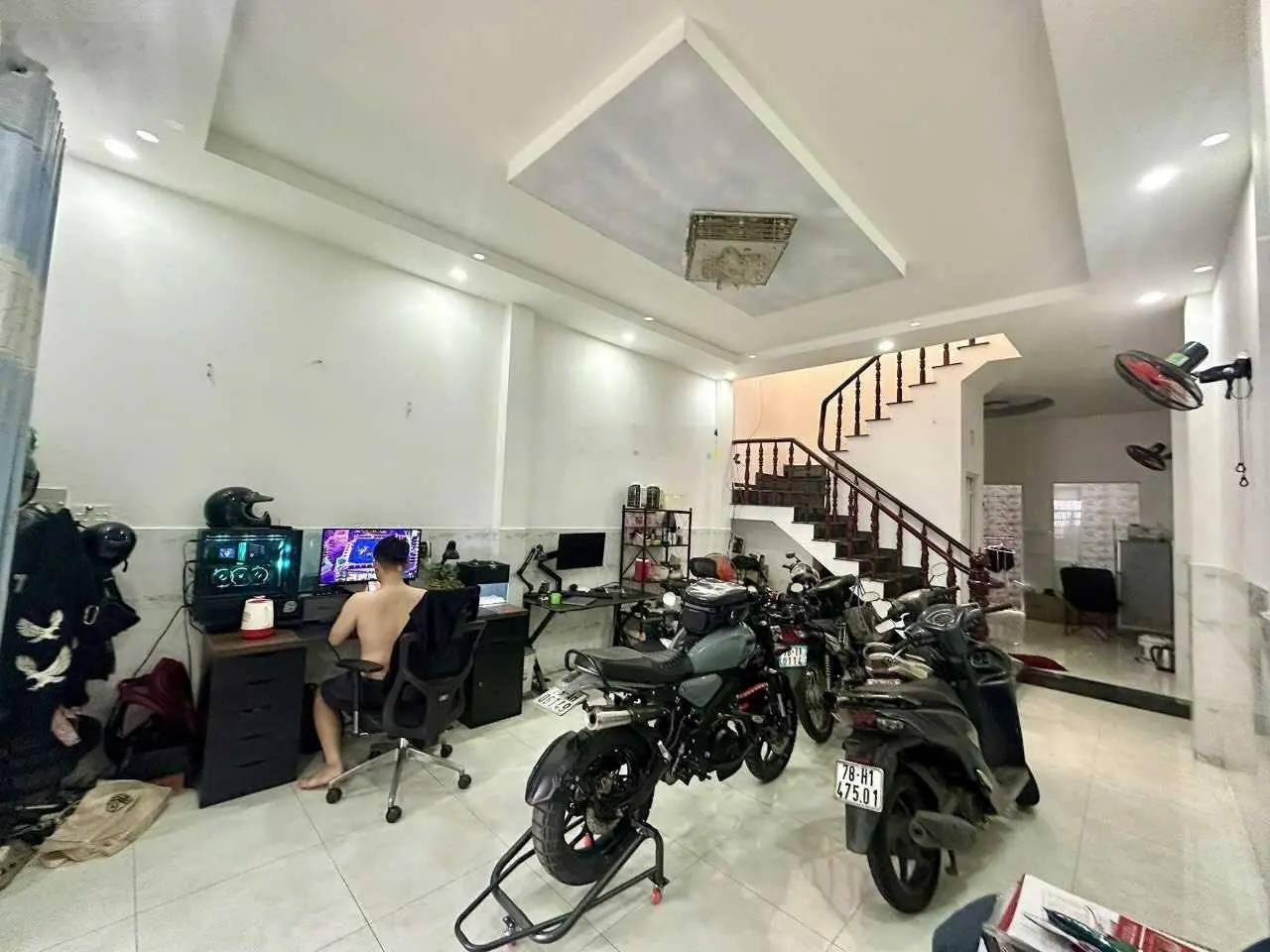 Nhỉnh 4 tỷ có căn nhà 2 tầng ngay chợ Hiệp Bình, sát Phạm văn Đồng, DT 70m2, SHR, Sang tên ngay.