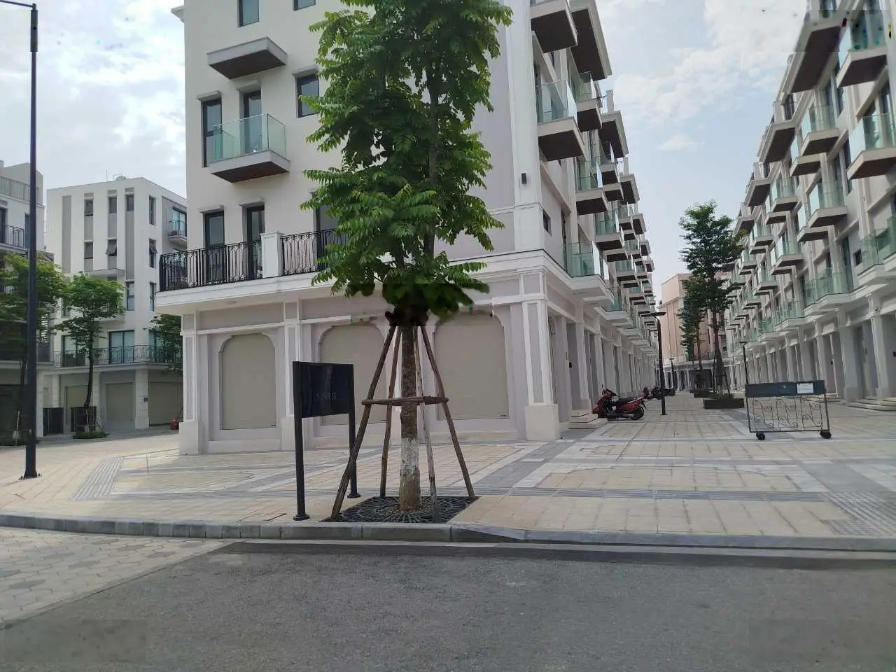 Trực Tiếp Chủ Đầu Tư Bán Căn Biệt Thự. DTSD 295m2 , mt 8m , vỉ hè 6m , Giá 31tỷ , Ck 24% mls0% 3năm