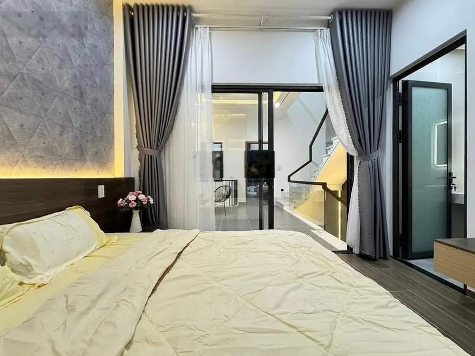 Nhà đầy đủ nội thất Quận 11, 4 phòng ngủ, bán 4,5 tỷ sổ hồng sang tên ngay