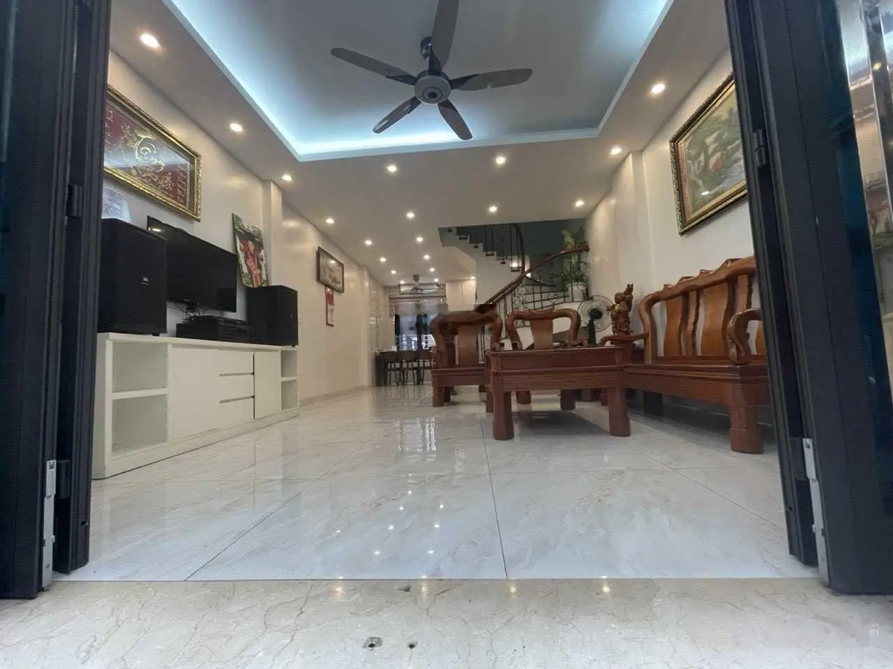 Siêu phẩm đỉnh cao! Bán nhà 3 tầng 93m2 đẹp nhất phố - mặt tiền 4,5m, ô tô ra vào - 11 tỷ