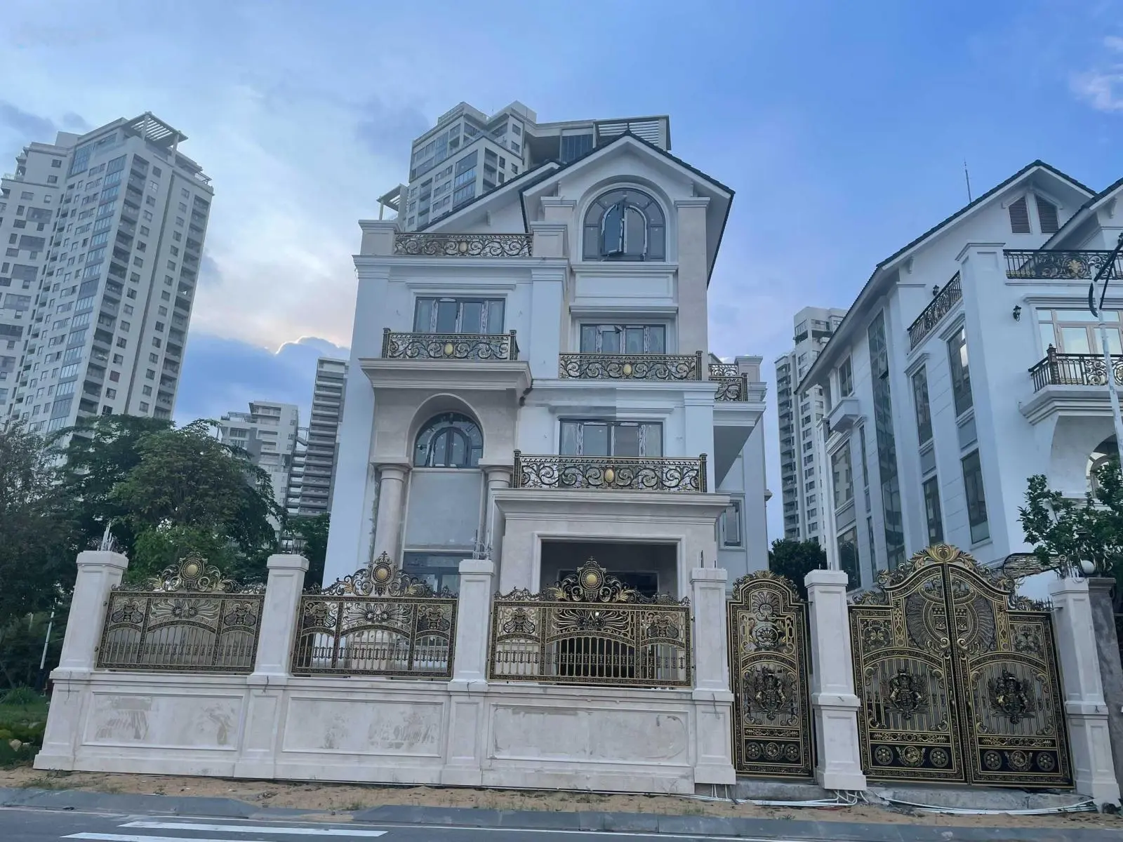 Biệt thự 3 mặt tiền sông Sài Gòn Mystery Villas, 5PN, 7WC, căn góc siêu đẹp. LH: 0906 789 ***