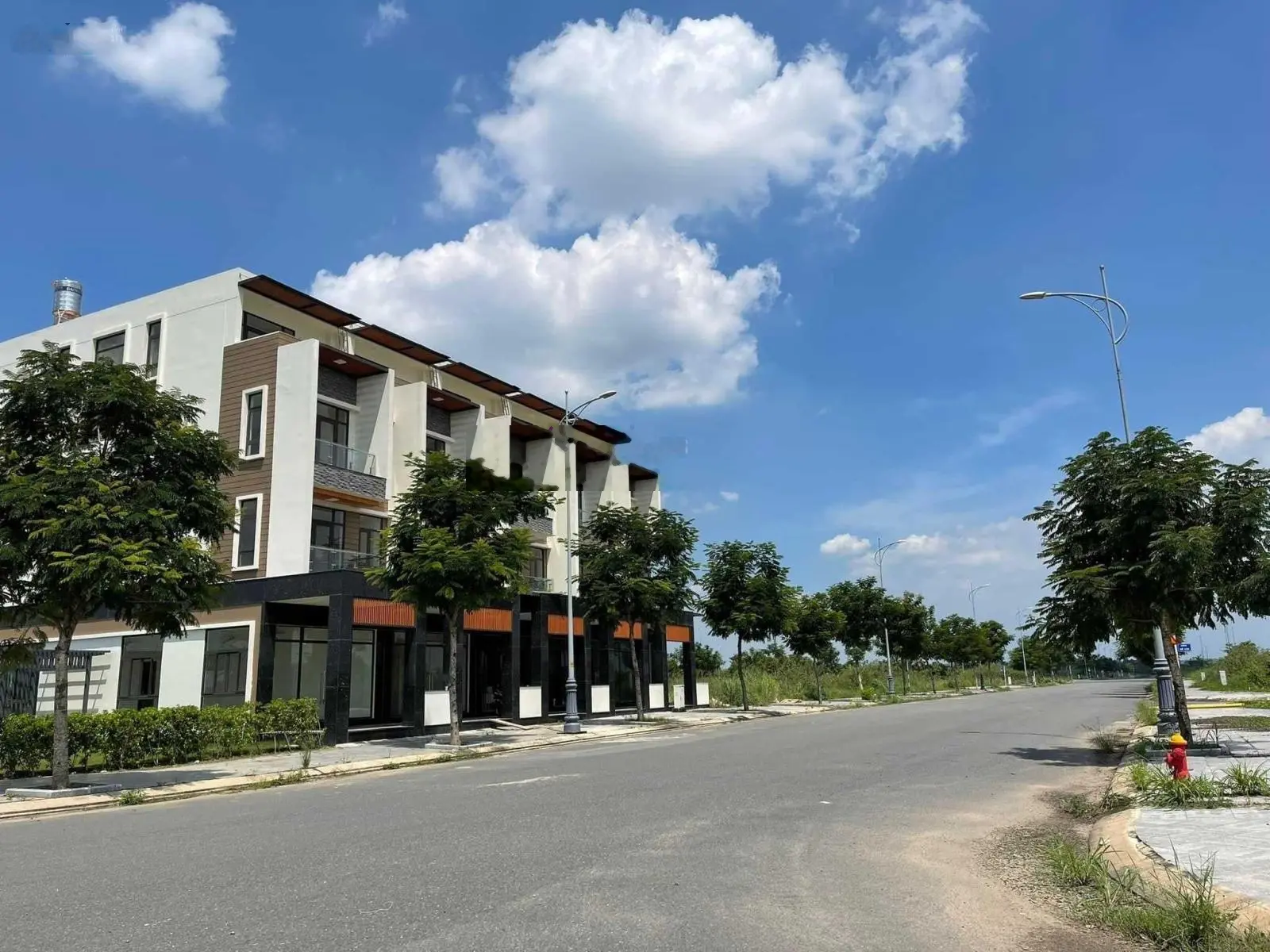 Căn góc view sông đường 18m Biên Hòa New City DT 137,5m2 giá chỉ 20 triệu/m2 bao thuế phí có sổ sẵn