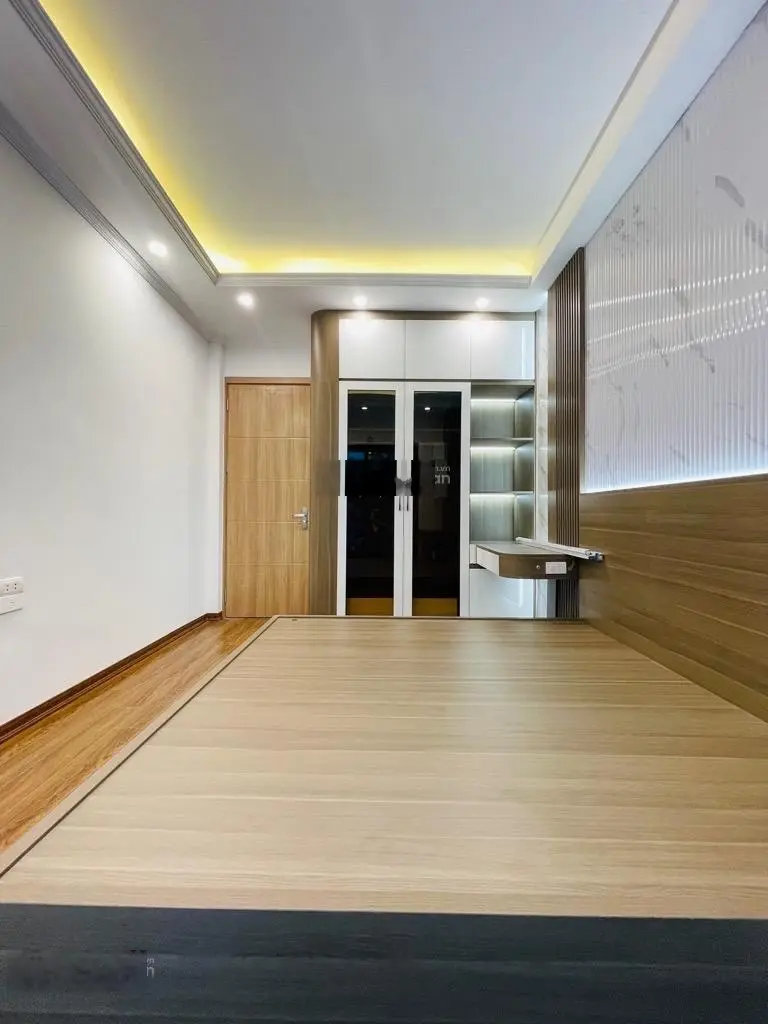 Bán nhà Trần Quốc Hoàn, 42m2, 5 tầng, phân lô, vỉa hè, ôtô tránh, 13,4 tỷ