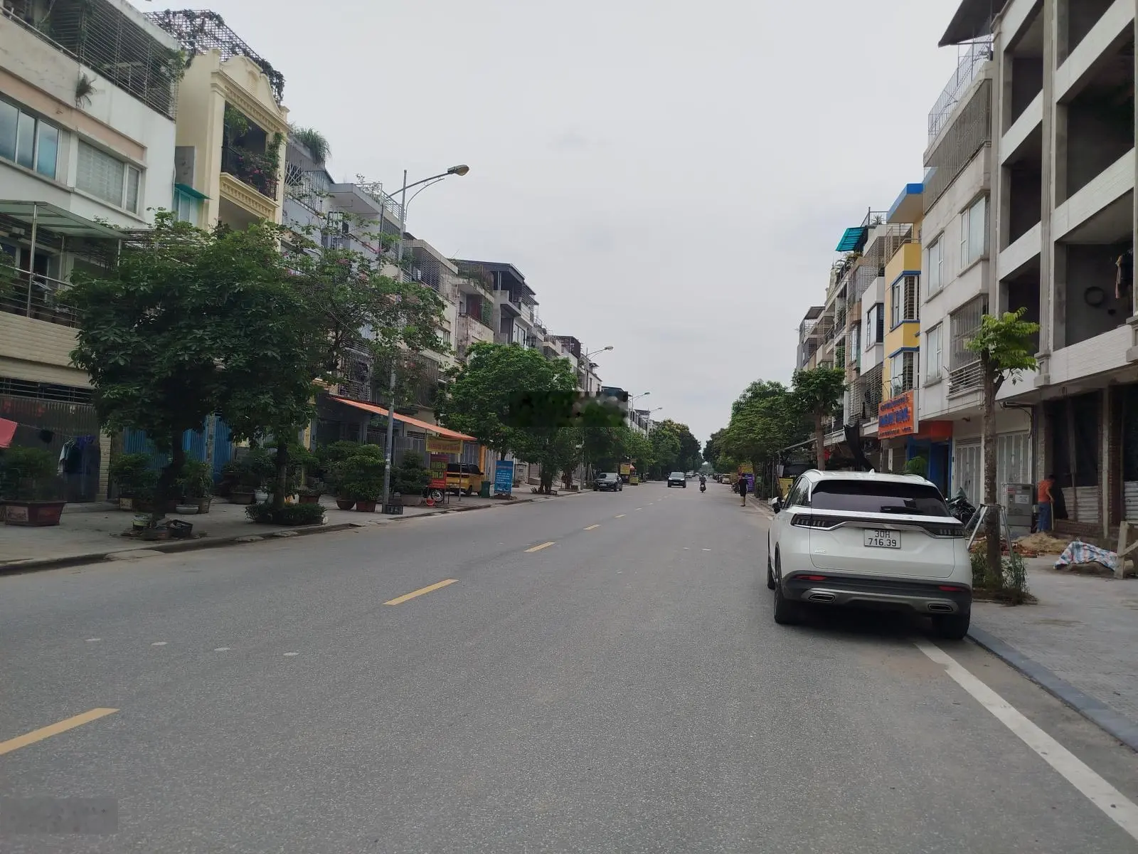 Mặt trục 24m - kinh doanh đa dạng - vỉa hè đá bóng - đang cho thuê kinh doanh 30 triệu Phú