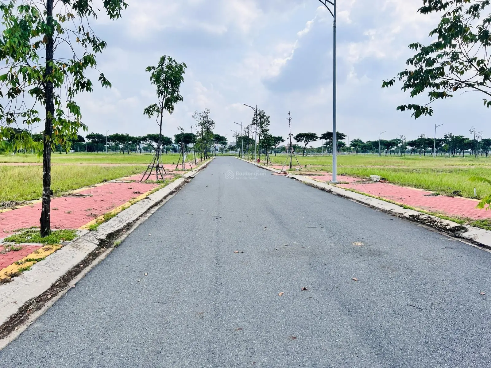 Bán lô đất 100m2 ngay trung tâm hành chính Thủ Thừa, đối diện dự án Agora City, giá chỉ 1 tỷ 399
