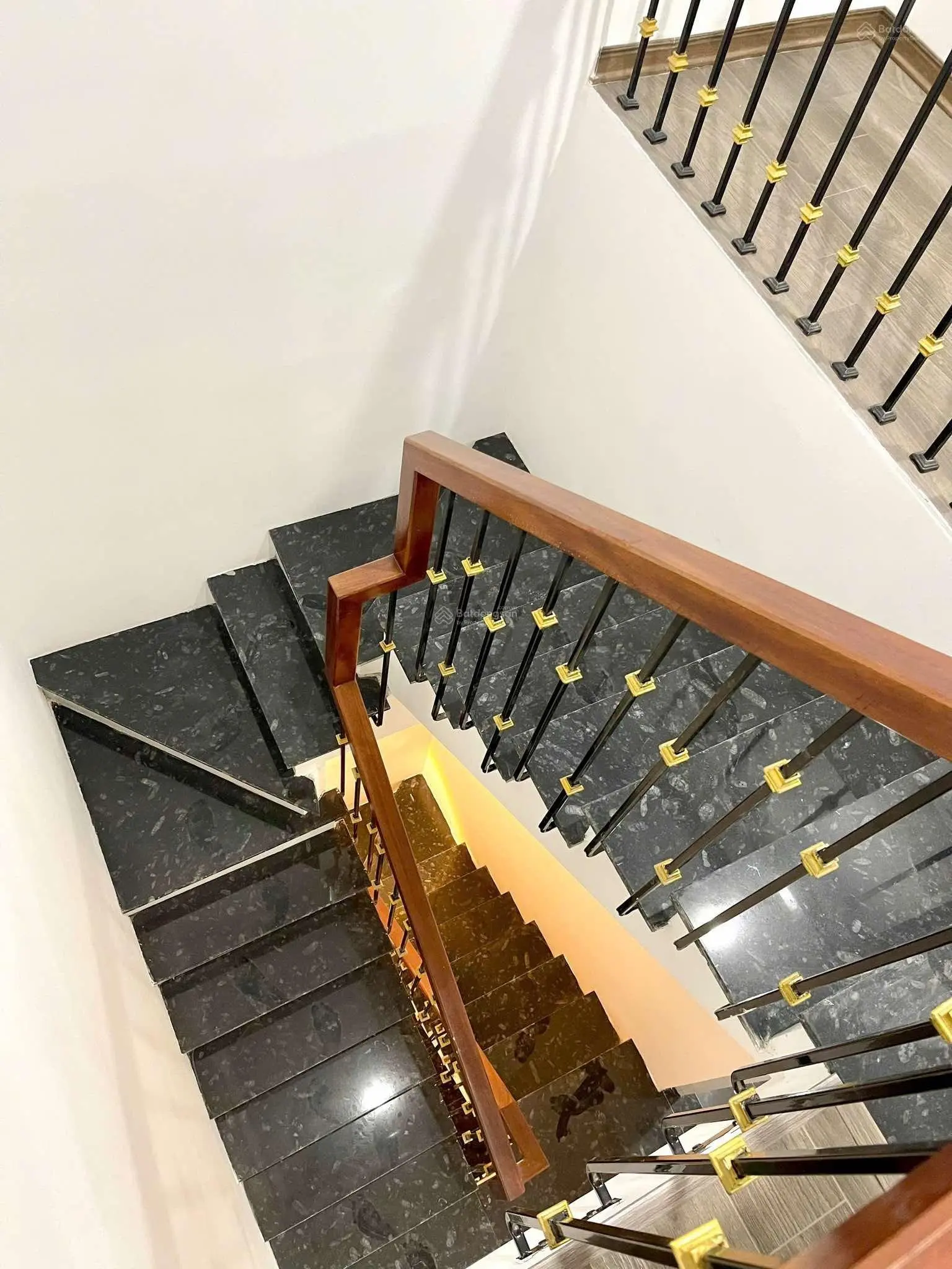 Bán gấp căn góc Lĩnh Nam, Hoàng Mai 35m2x5 tầng 30m ra phố full nội thất 5.4 tỷ
