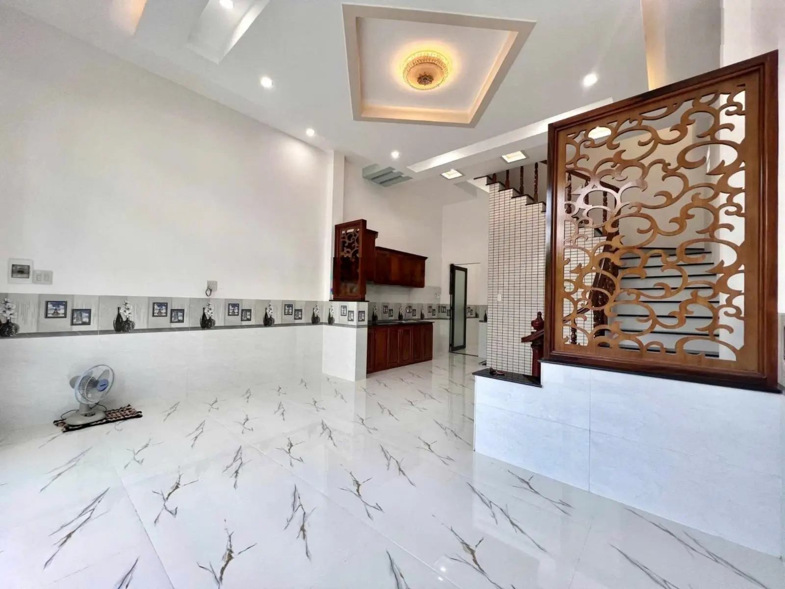 Bán nhà lầu mới 100% có 3 phòng ngủ oto đậu trước nhà sổ hồng hoàn công kế bên chợ Bình Thuỷ
