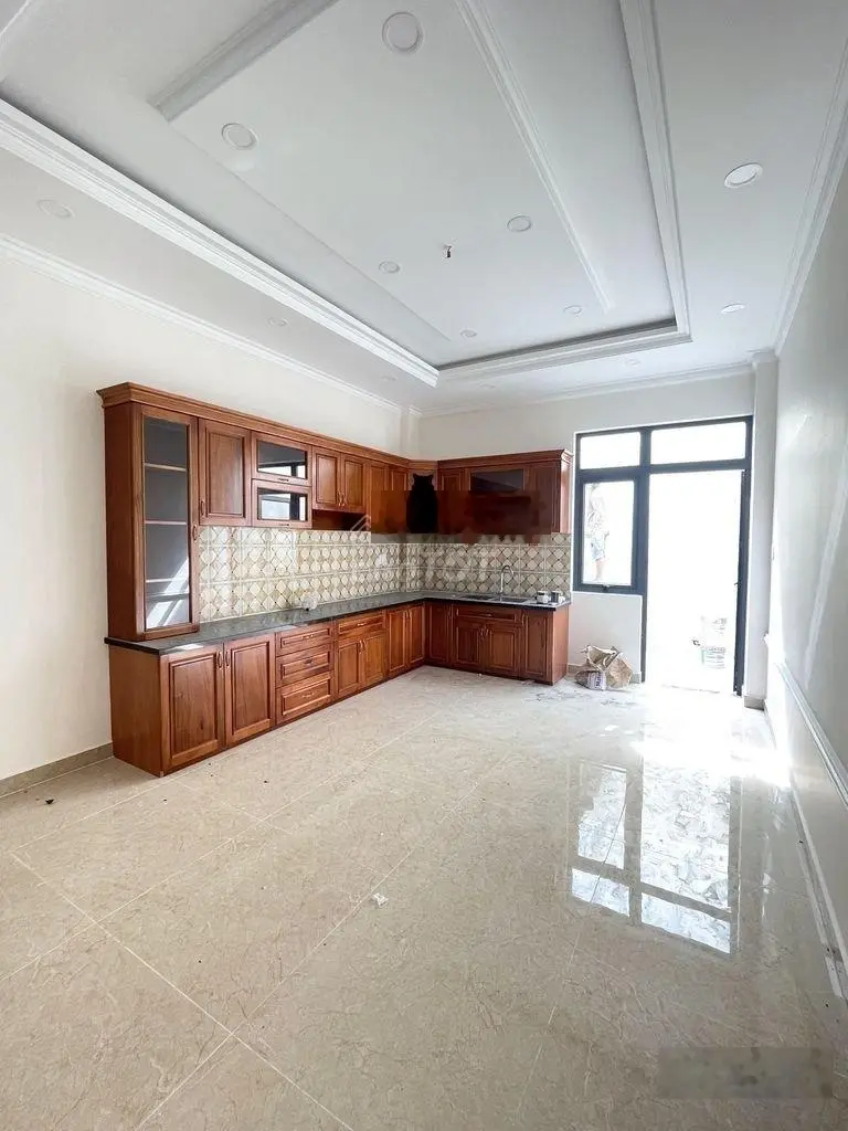 Nhà gần Quốc Lộ 13, xây mới 100%, thiết kế có sân để xe, an ninh yên tĩnh, DT 4x21m, 4PN, 5WC, SHR