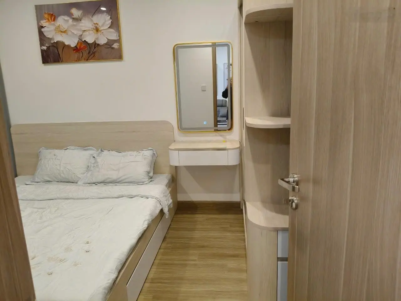 Chính chủ cần bán căn 2N2VS 53m2 full đồ , toà P1 tầng trung hướng tây nam view bể bơi,quảng trường