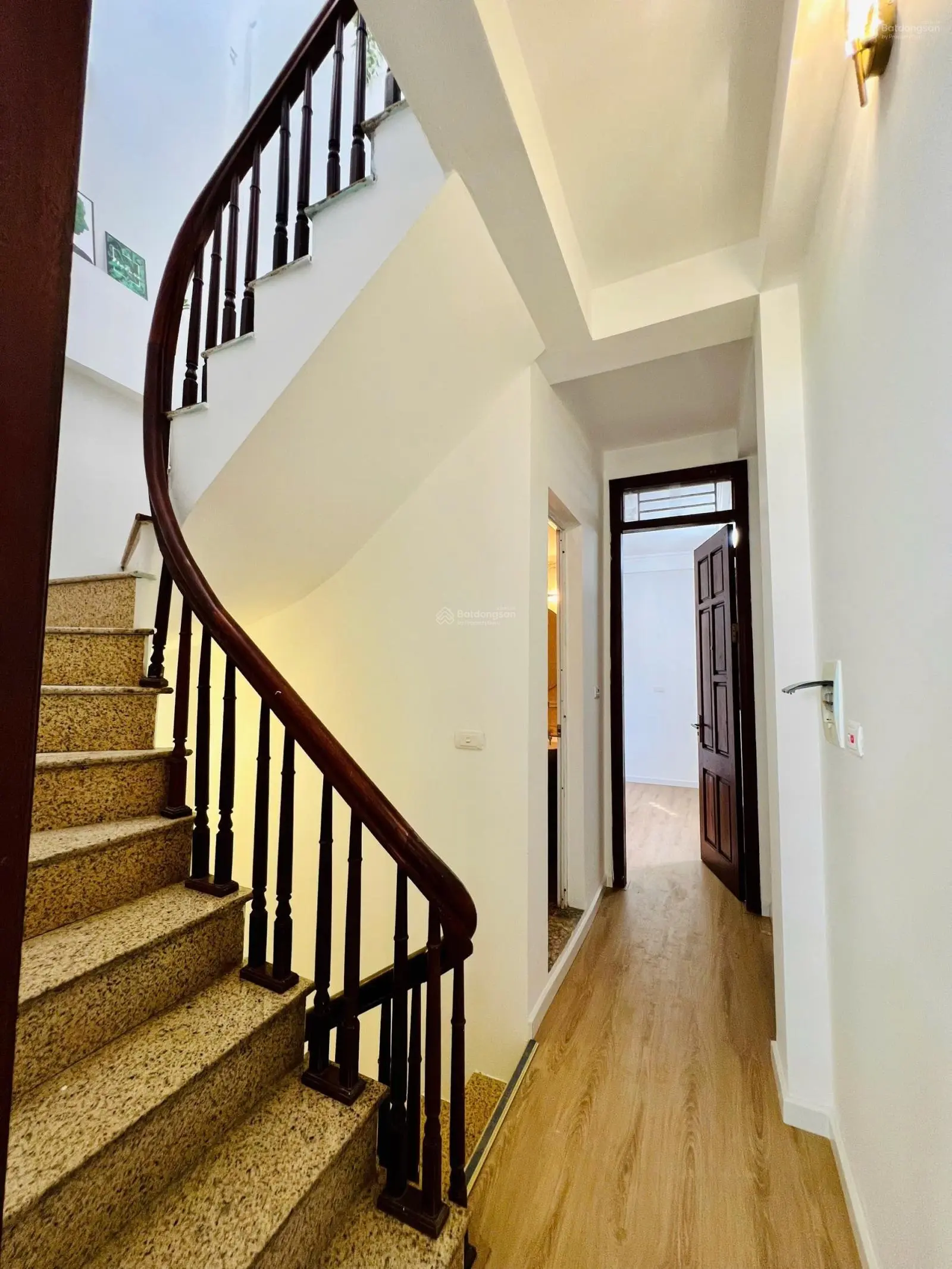 Lĩnh Nam 31m 4 tầng giá 5.4 tỷ nhà đẹp dân xây ô tô cách nhà 10m ngõ rộng thoáng tổng 4 ngủ sổ đỏ