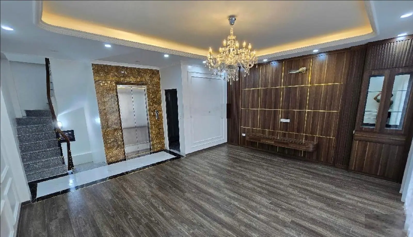 Bán nhà dân xây tại Xuân La, 54m2, 6 tầng , mặt tiền 6m ,có thang máy, gần phố ,ở ngay, giá 11,2 tỷ