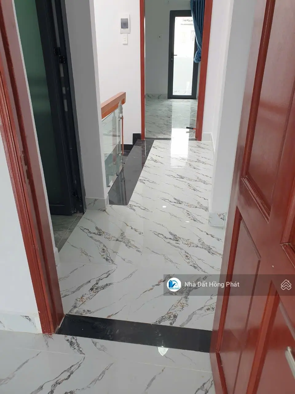Nhà đẹp DT 4m*20m, 2 lầu (4pn + 4wc) gần chợ đầu mối Hóc Môn (QL22, ngã 4 Trung Chánh)