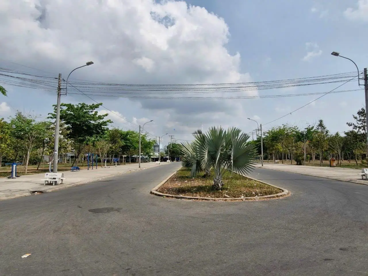 Bán gấp 01 lô 108m2 mặt tiền đường đôi, cạnh 2 công viên trung tâm KDC Đặng Huỳnh