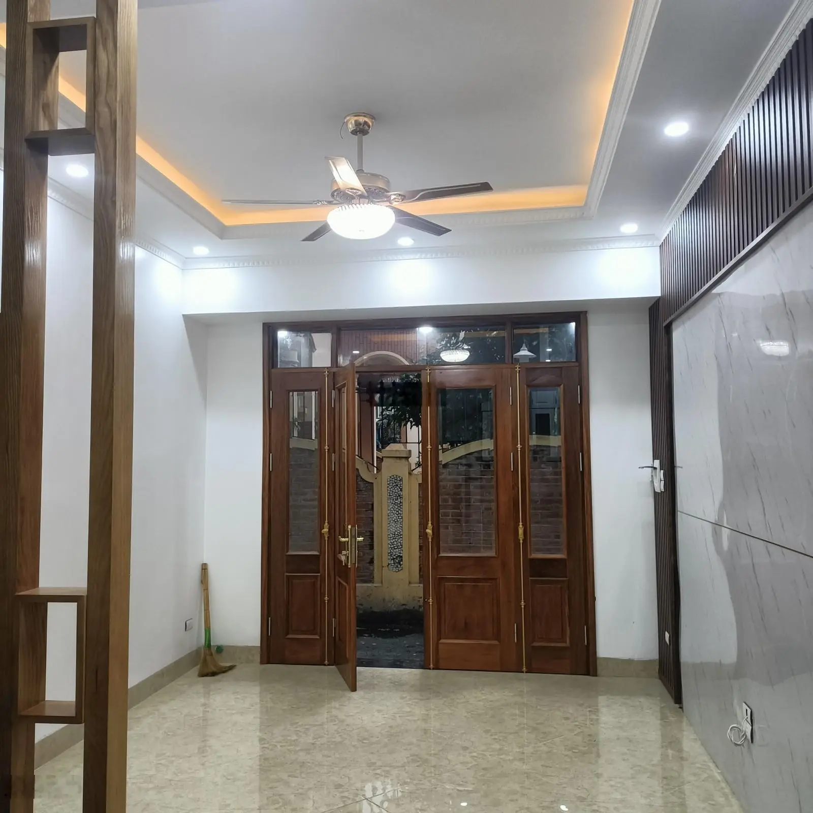 Cần Bán Nhà riêng Mặt phố Hào Nam 60m 6 tầng MT 4,0 m hơn 20 tỷ lô góc KD sầm uất vỉa hè 6m ÔTô.