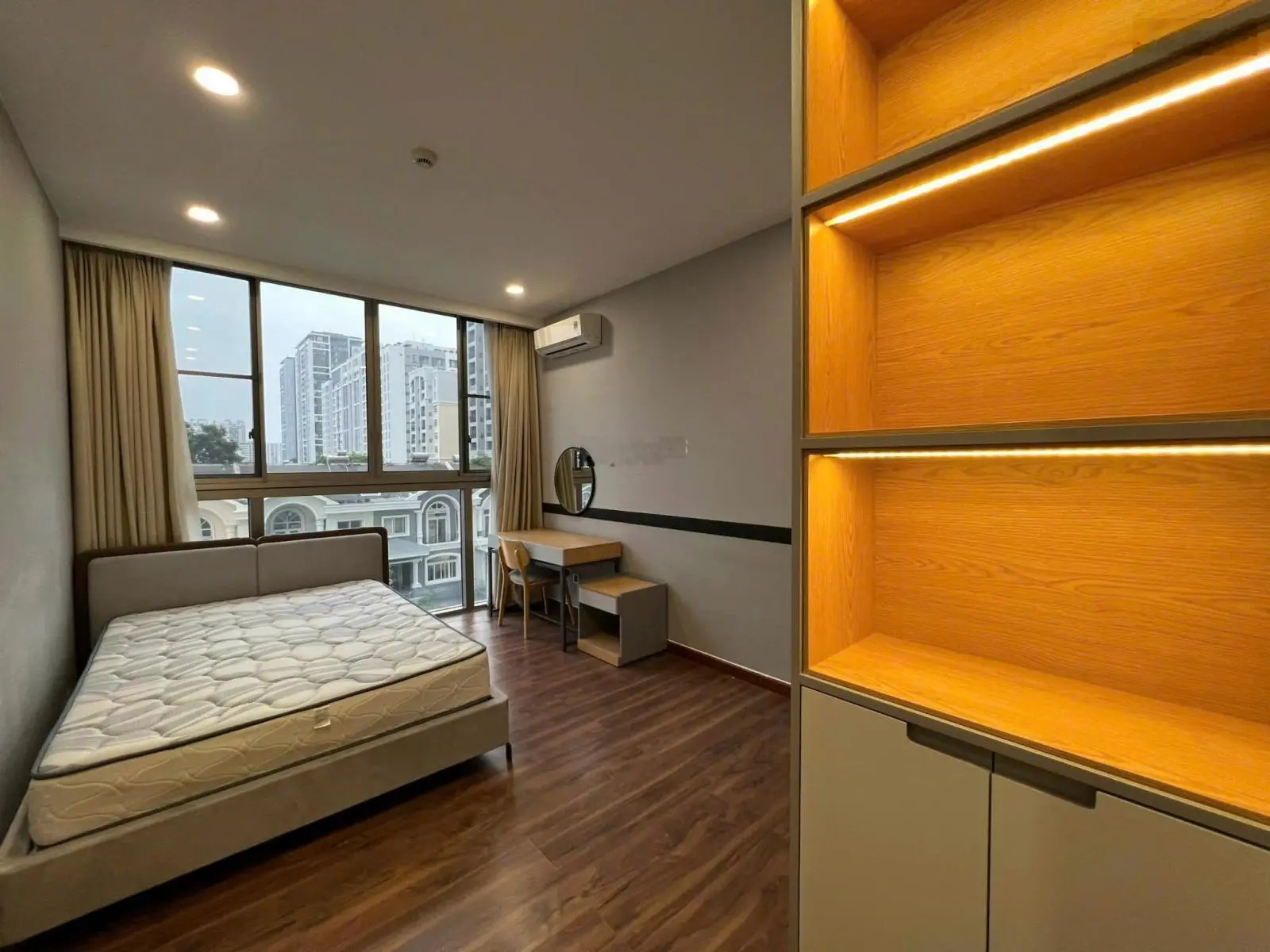 Cần bán gấp căn hộ The Grande (M5) - Midtown siêu rộng-DT 140m2 căn góc giá 10.2 tỷ. LH 0933 233 ***