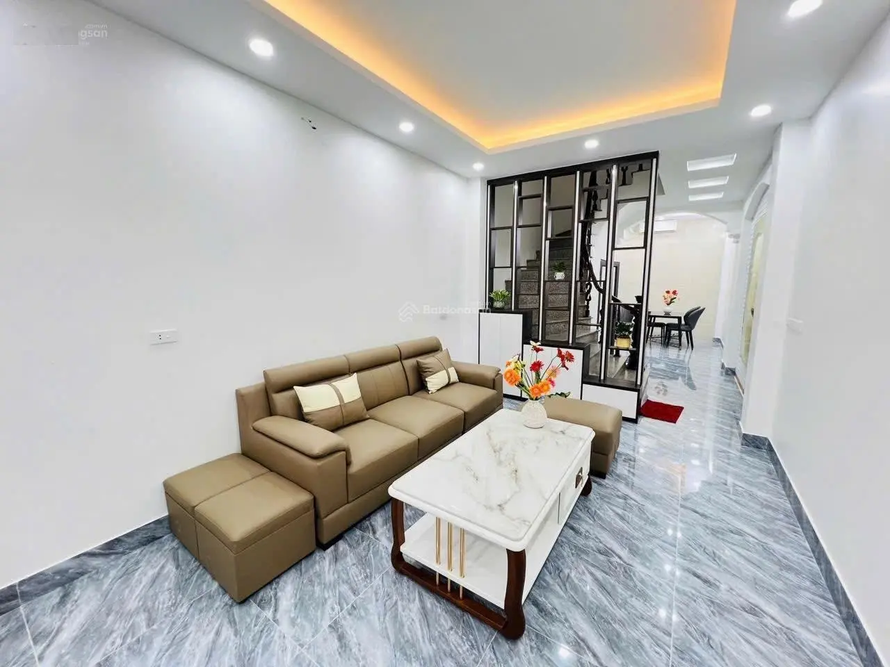 Cần bán gấp nhà đang ở Đại Mỗ - 61m2 4 tầng - nhà mới - ô tô cách 1 nhà - giá cả nhà = Giá Đất