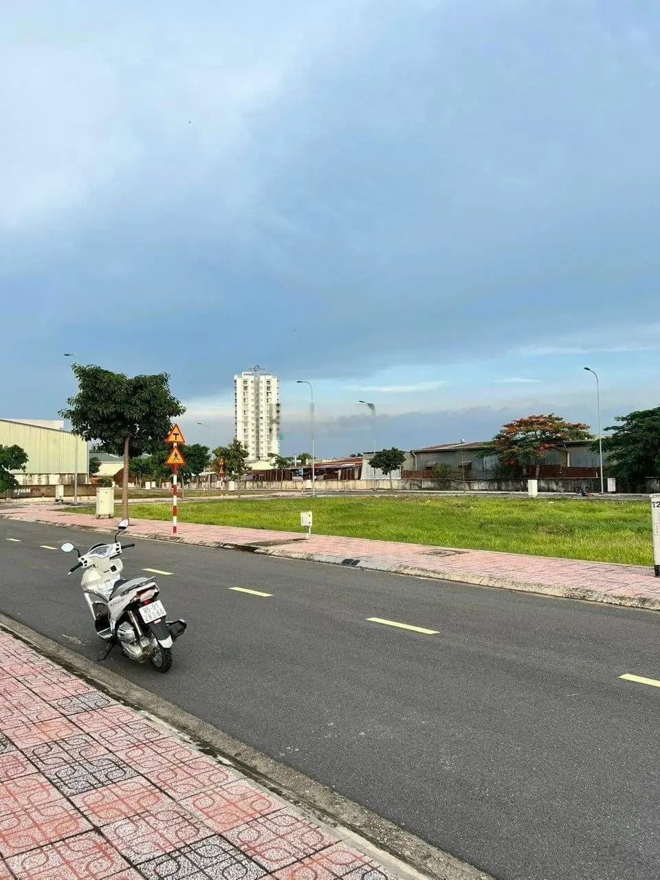 Bán gấp đất khu dân cư Bình Trưng Đông, Nguyễn Duy Trinh, Quận 2. Giá 2,2 tỷ. Sổ riêng. 0906 806 ***