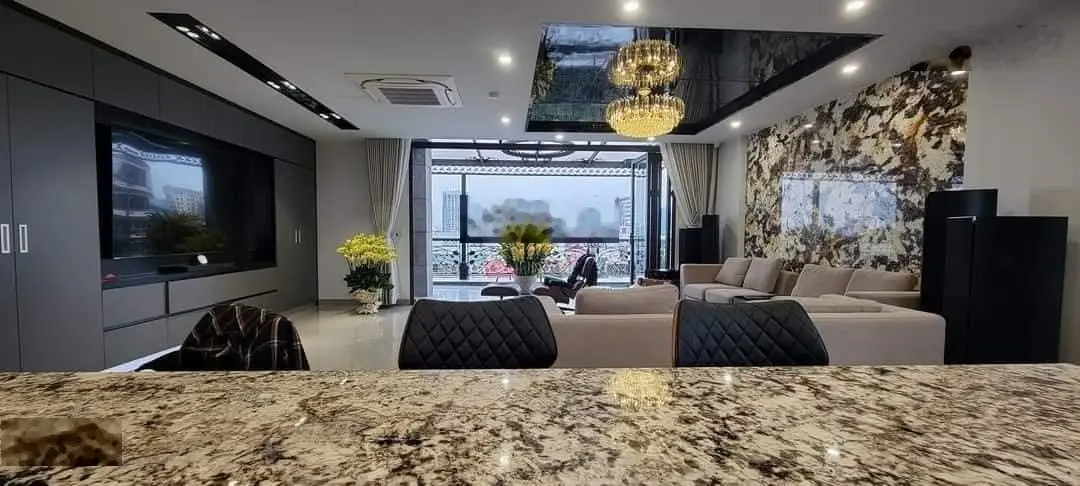 Tòa nhà khu Văn Cao - Hoàng Hoa Thám 295m2 7T thang máy, MT8.2m đường ô tô tránh vỉa hè giá 70 tỷ
