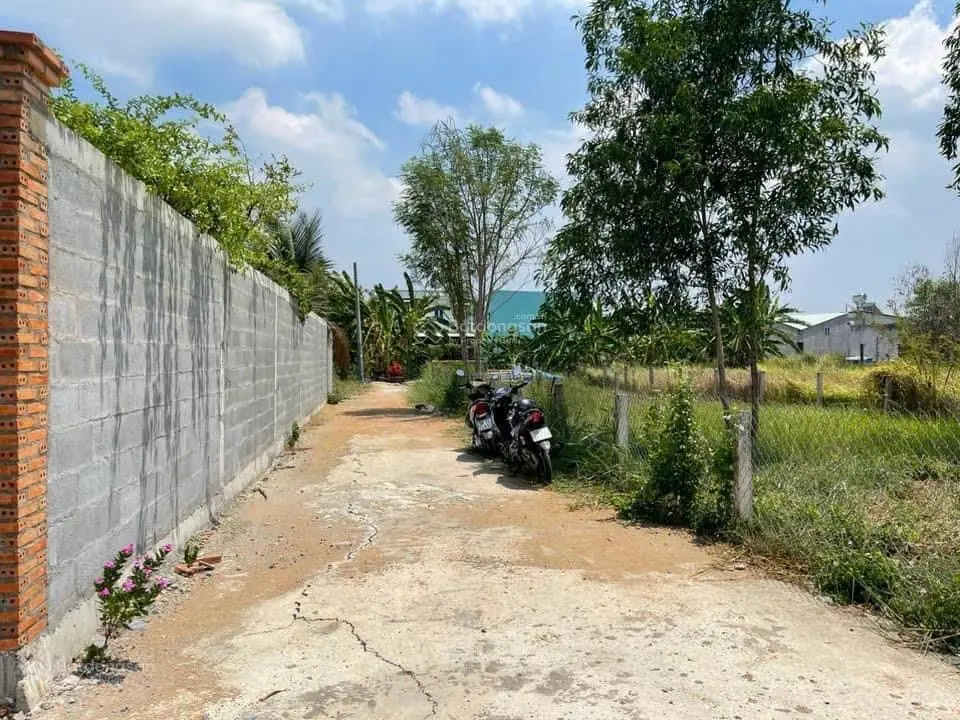 Chủ ngộp gửi bán 127m2 đất làm nhà vườn ngay thị trấn, giá rẻ nhất khu vực