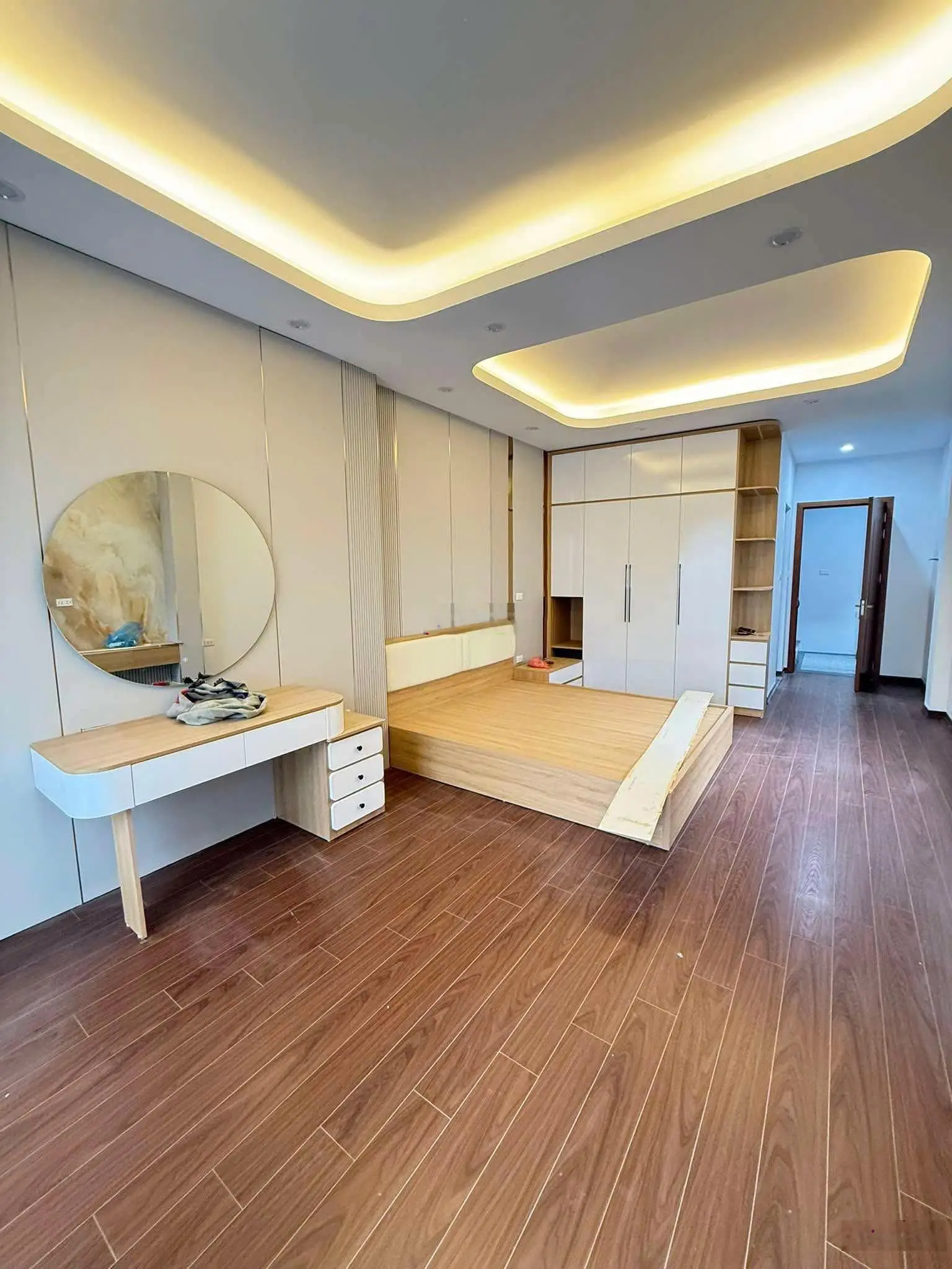 Em bán căn nhà Ngô Xuân Quảng, nhà xây 5 tầng, đường ô tô vào.LH: 0379483926