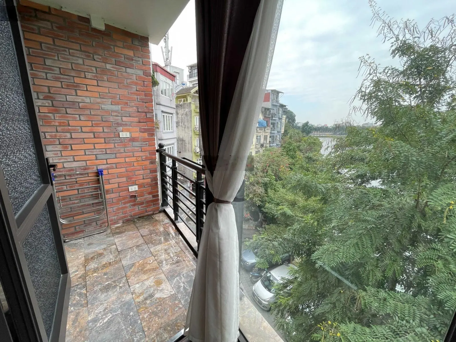 Tòa nhà bán ở mặt hồ 6 tầng tuyệt đẹp xe hơi đỗ thoải mái, vỉa hè rộng thanh bình và lãng mạn