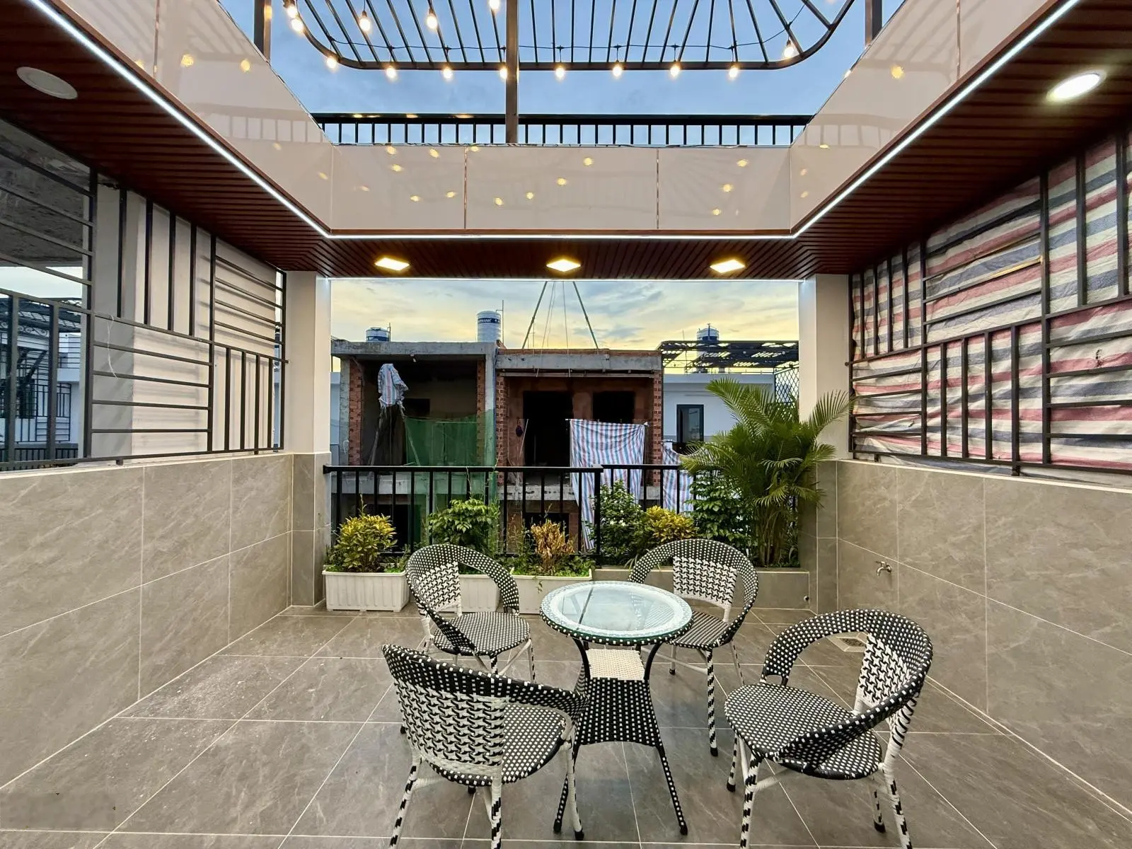 Nhà đường thông Nguyễn Ảnh Thủ, Ngay ngã 3 Đông Quang, DT:4,5x14M, Lửng, 3 Lầu, 4PN, 5VS,Gara ô tô,