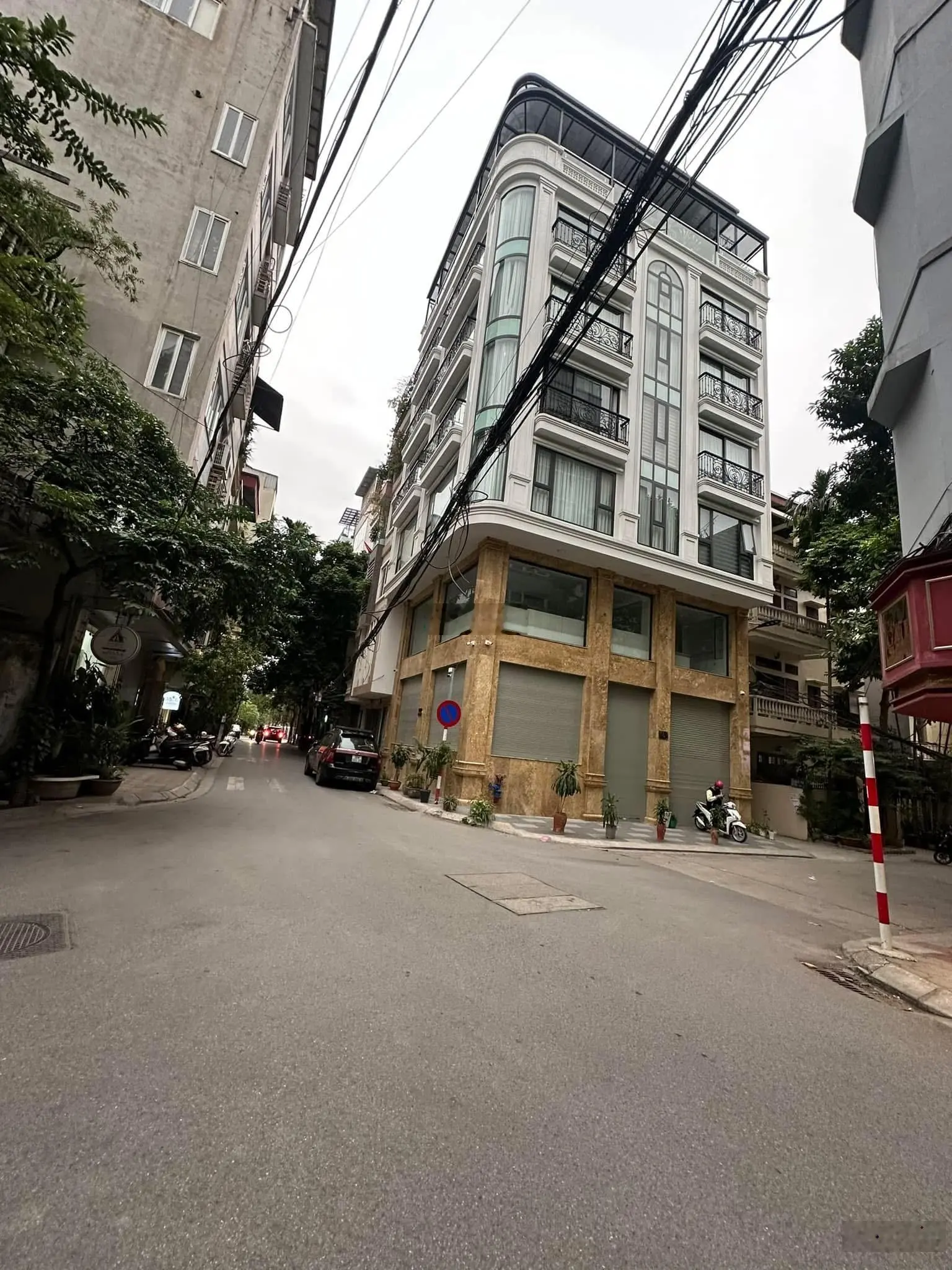 Nhà VIP phân lô liền kề Hoàng Cầu - ô tô tránh vỉa hè rộng - Kinh doanh - 50m MT 5,1m giá 19 tỷ
