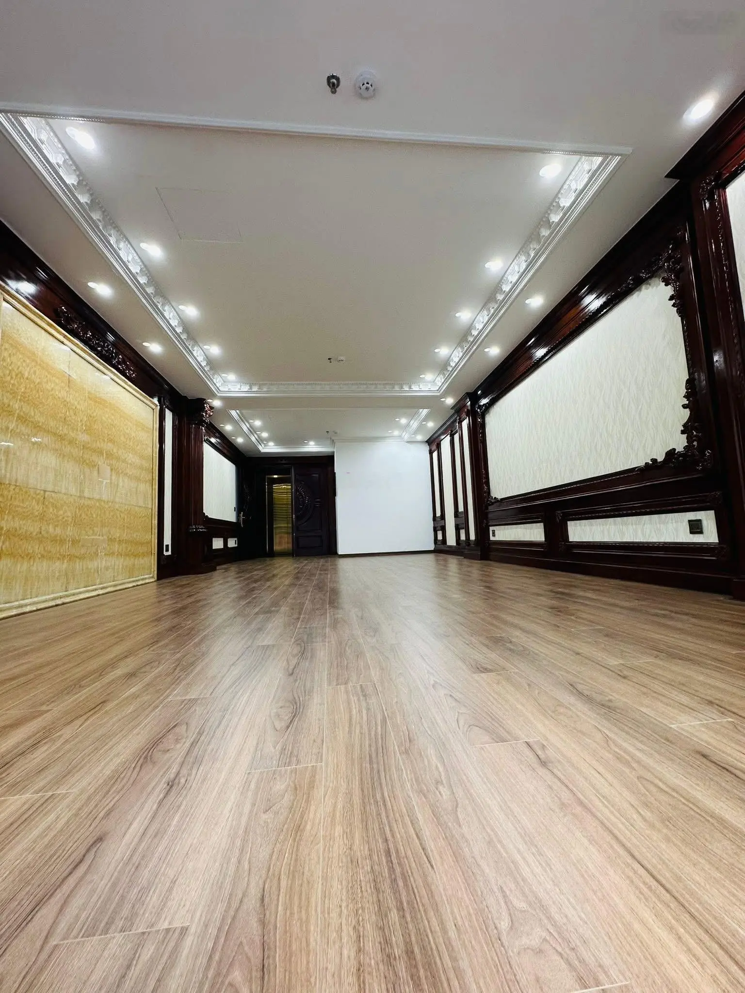 Bán Nhà Mặt Phố Hồ Tùng Mậu Cầu Giấy.70m x8 tầng. Mặt tiền.5.4m. Giá = 39 tỷ