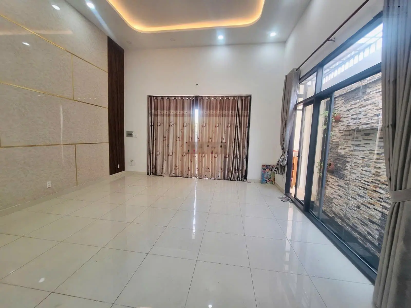 Bán nhà Tú Xương - Hiệp Phú - 122M2 - Nhà 2 Tầng - Ngang 6.5M - Sân Đậu Ô Tô Trong Nhà