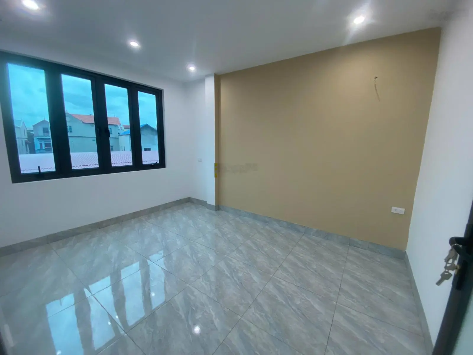 Nhà độc lập 4t*40m2.mặt ngõ có thể kd.sân chơi siêu rộng trước nhà,ô tô đỗ ngày đêm.ở khutrung tâm