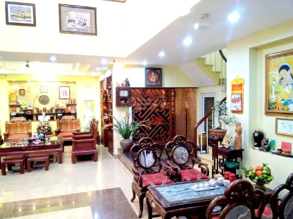 Cần bán gấp biệt thự đrpj nhất phố , diện tích rộng, kinh doanh buôn bán gì cũng ra tiền.
