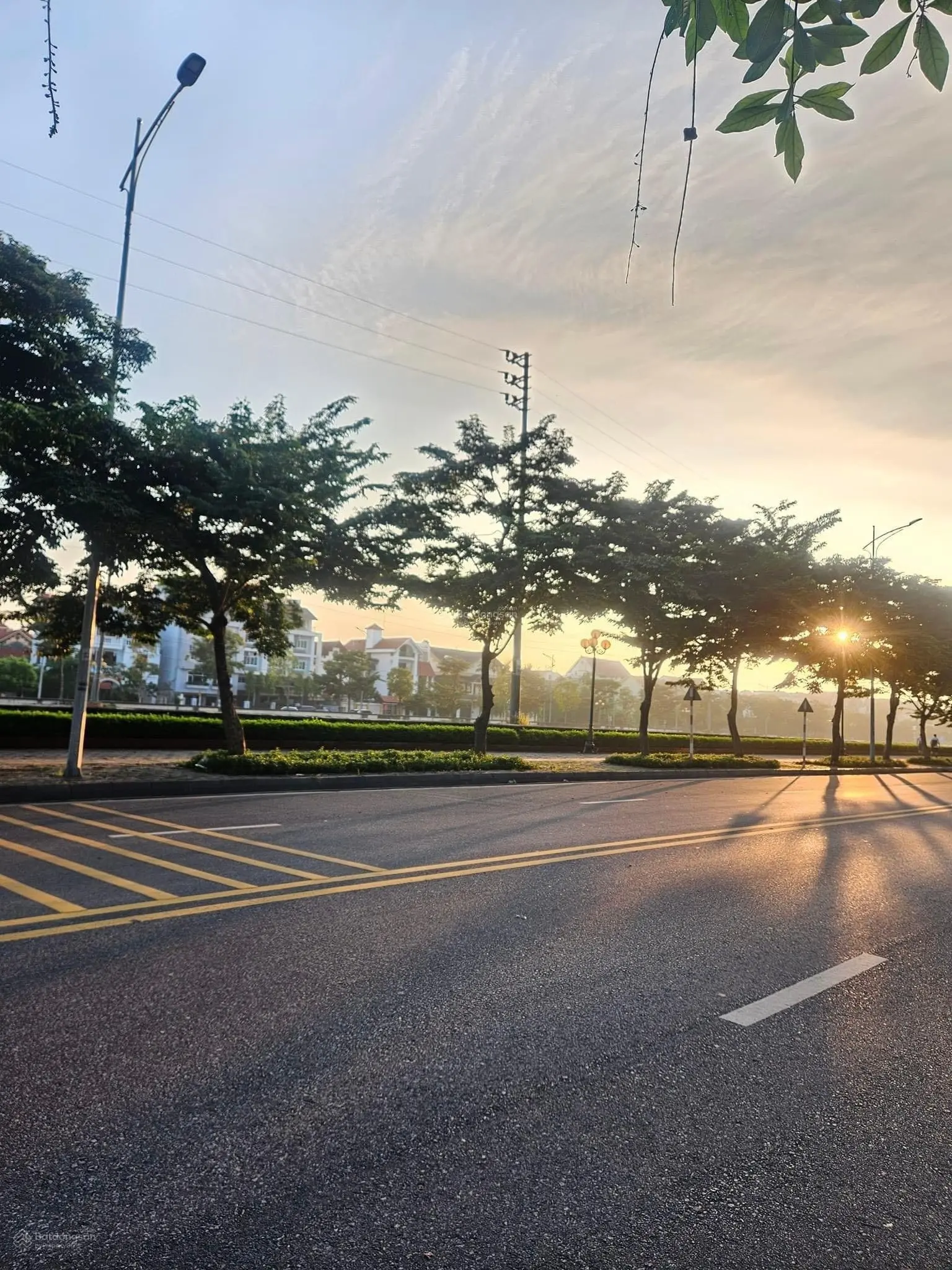 Bán đất Lạc long Quân đường to 22m hướng bắc diện tích 81m mặt tiền 4,5m liên hệ em nga 0912 026 ***