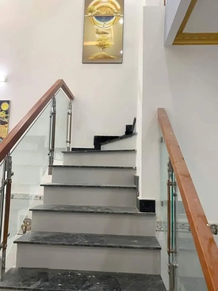 Nhà sổ riêng diện tích 60m. Đường thông buôn bán. Giá 2 tỷ 750
