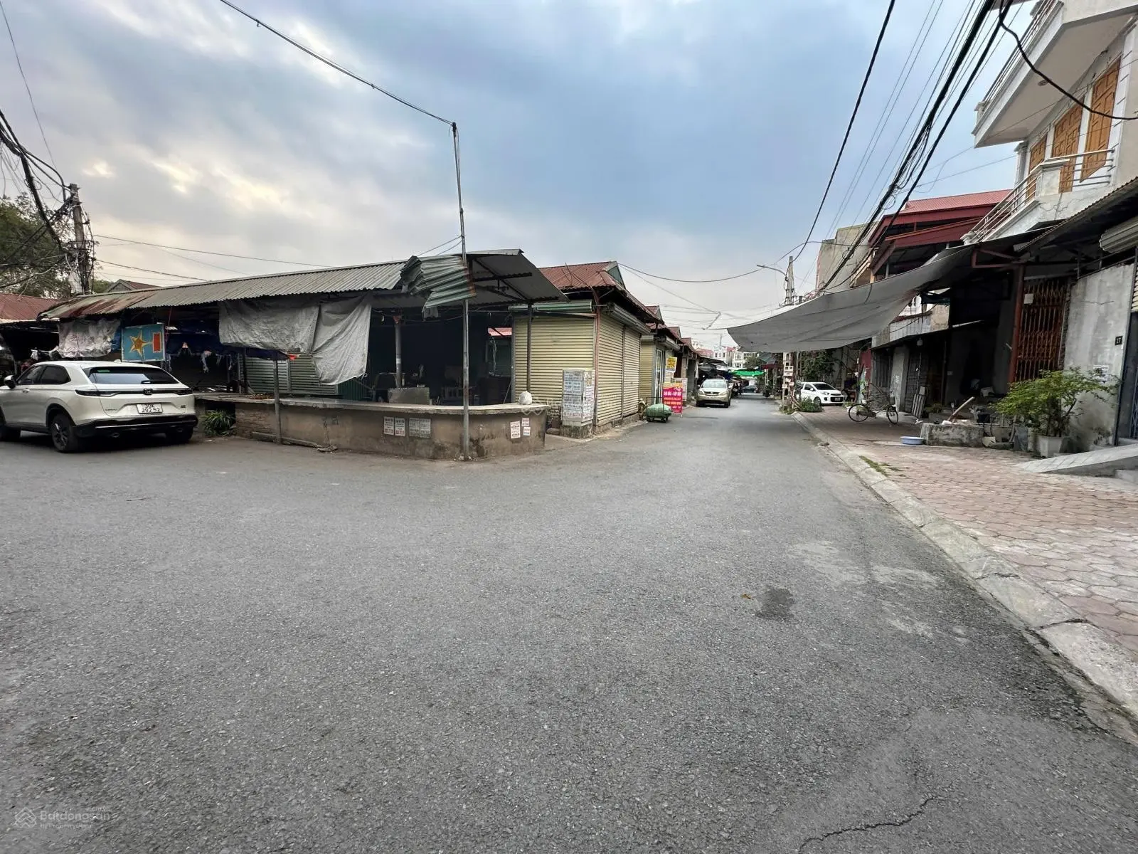 Bán đất tặng nhà 3 tầng cạnh chợ Tó thị trấn Đông Anh, kinh doanh, ô tô tránh 117m2 hơn 13 tỷ.