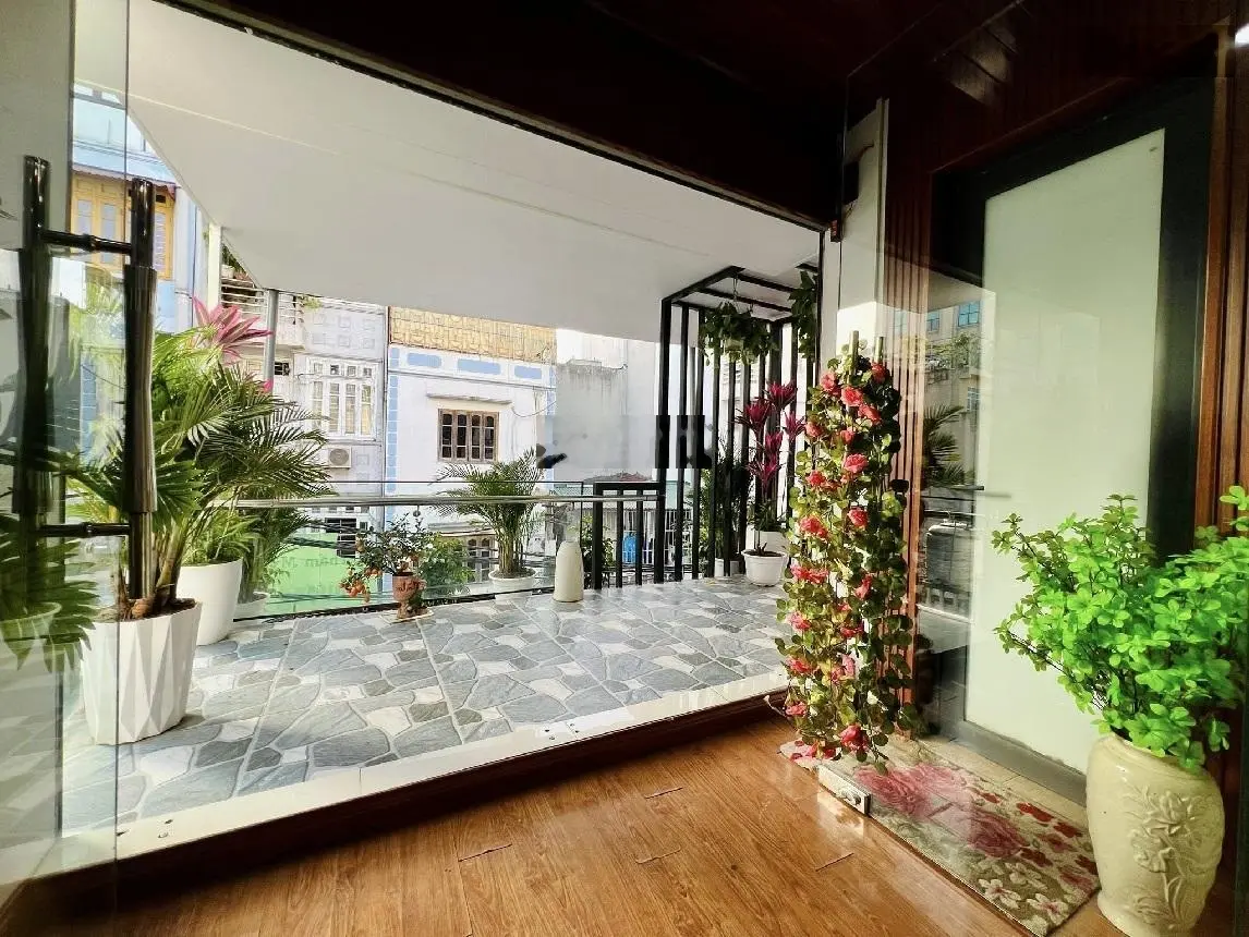 Bán mặt phố Đê La Thành, Đống Đa: 71m, 3 tầng, mặt tiền 4,2m giá 24,5 tỷ. Mặt phố kinh doanh.