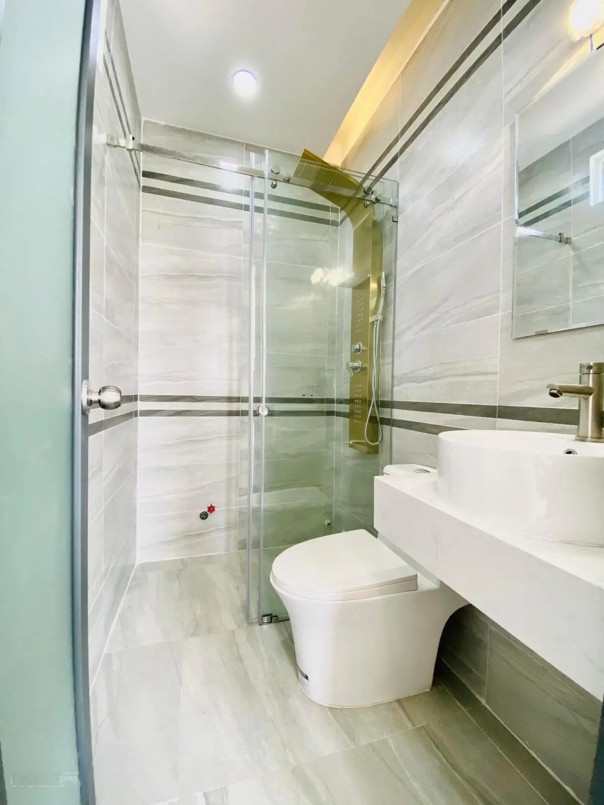 Hẻm oto cách chợ hiệp bình 50m, nhà 2 mặt thoáng, ngang 6 sâu 19,5, 1 trệt 1 lửng 2 lầu sân thượng.