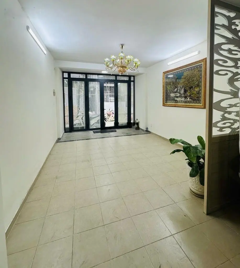 Bán gấp nhà riêng CMT8, Quận 10, 38m2, 2 tầng mới đẹp, hẻm xe hơi đỗ cửa, chỉ nhỉnh 6 tỷ