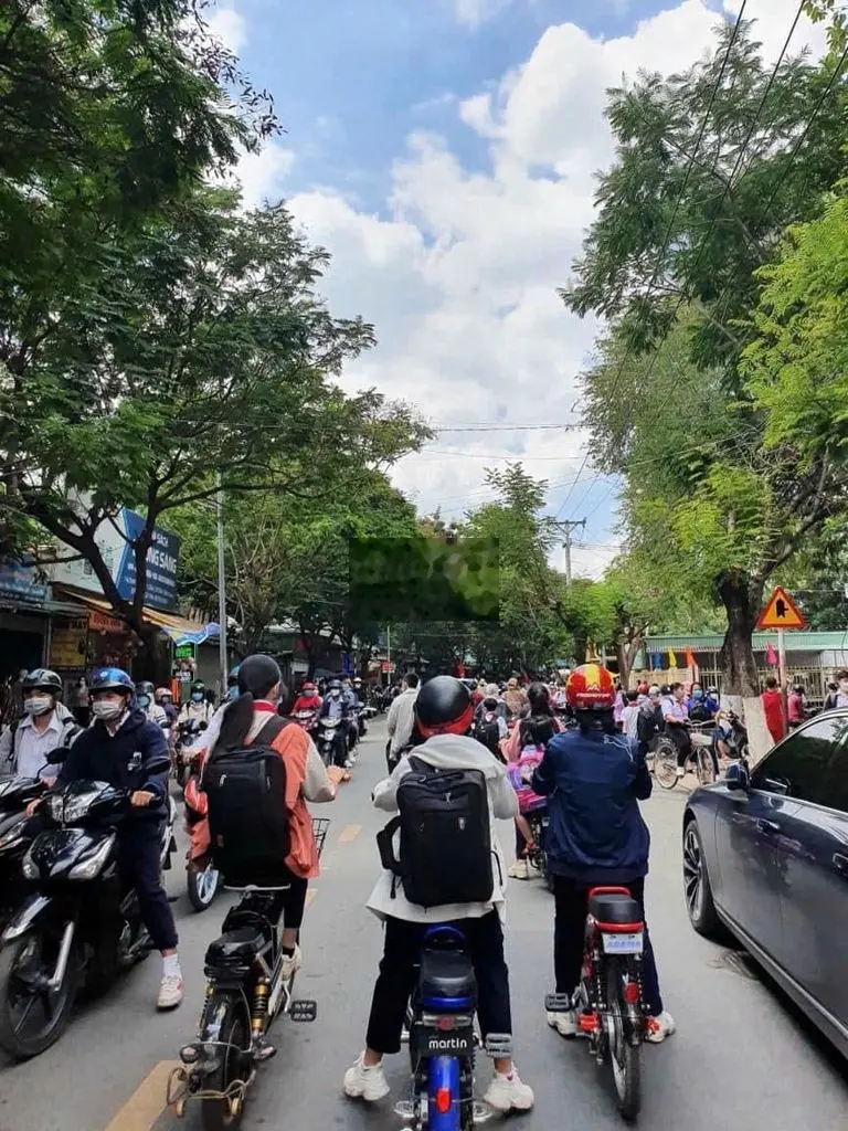 Bán 2 căn nhà . Ngang 10m. Đ,Nguyễn Du vào. ( cụm trường học )