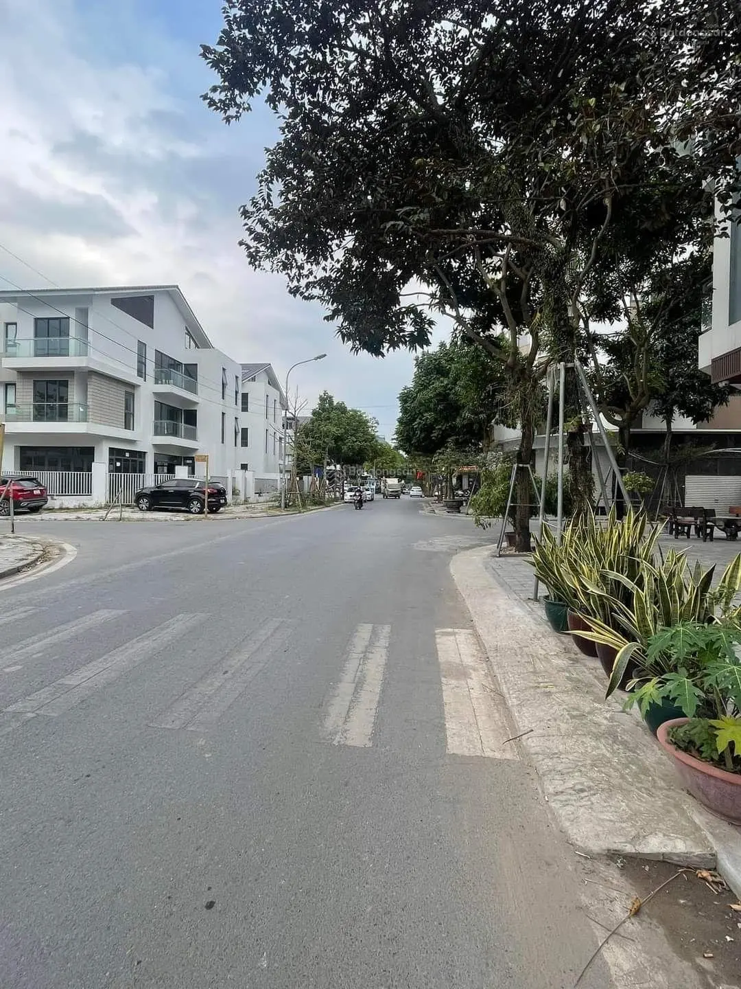 Bán biệt thự Louis Đại Mỗ. Diện tích: 99m2. Giá 31,5 tỷ.Gọi em 0936936683.Xem nhà lm việc chính chủ
