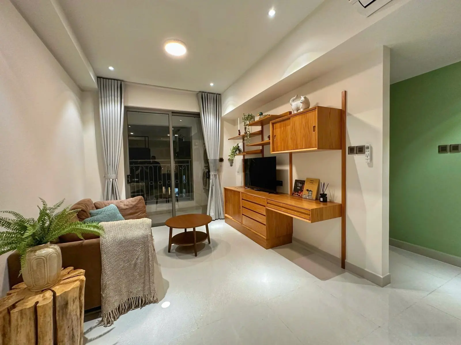 Bán căn hộ 53m2 Saigon Royal Quận 4 nhà đẹp. LH: 0909 024 ***