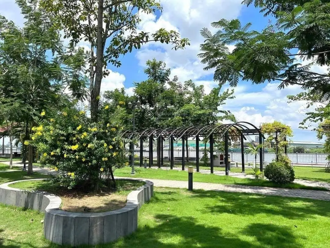 Nhà phố view sông bến du thuyền,thanh toán 30% nhận nhà cho thuê 30tr/tháng lh:0937568135