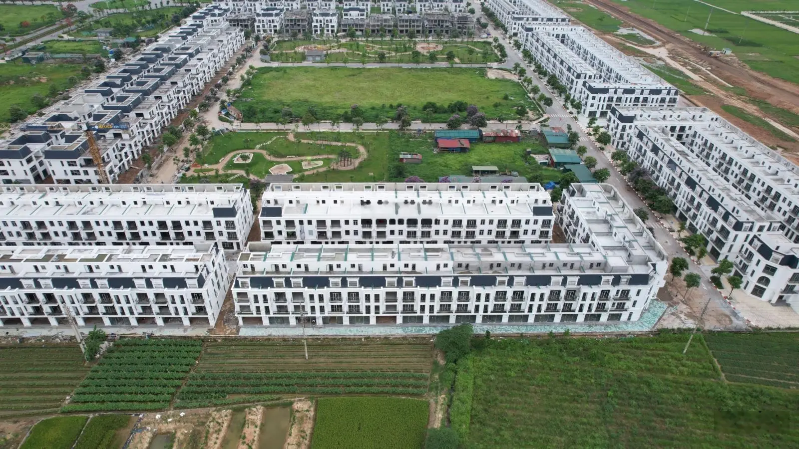 Quỹ căn biệt thự, nhà vườn đa dang, chênh nhẹ sau phiên đấu giá 02/08/2024 tại HUD Mê Linh Central.