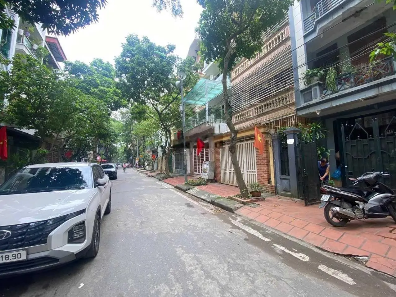 Bán nhà liền kề, LK Ô 40 Định Công, Q. Thanh Xuân, 92m2, oto tránh, vỉa hè.
