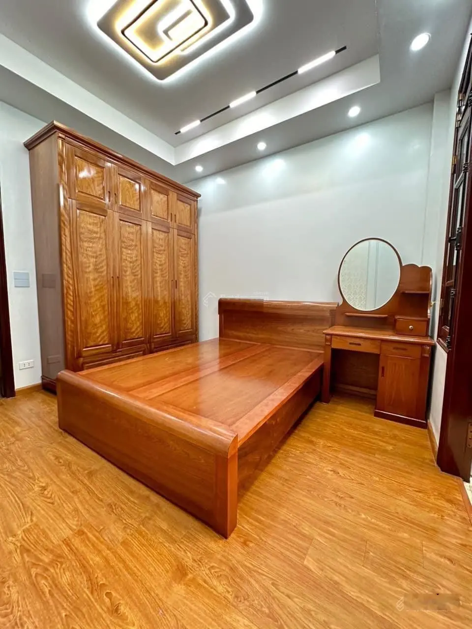 Bán nhà ngõ 86 Tô Vĩnh Diện Thanh Xuân ngõ thông ô tô vào nhà tặng nội thất 40m2 x 5 tầng 9.9 tỷ