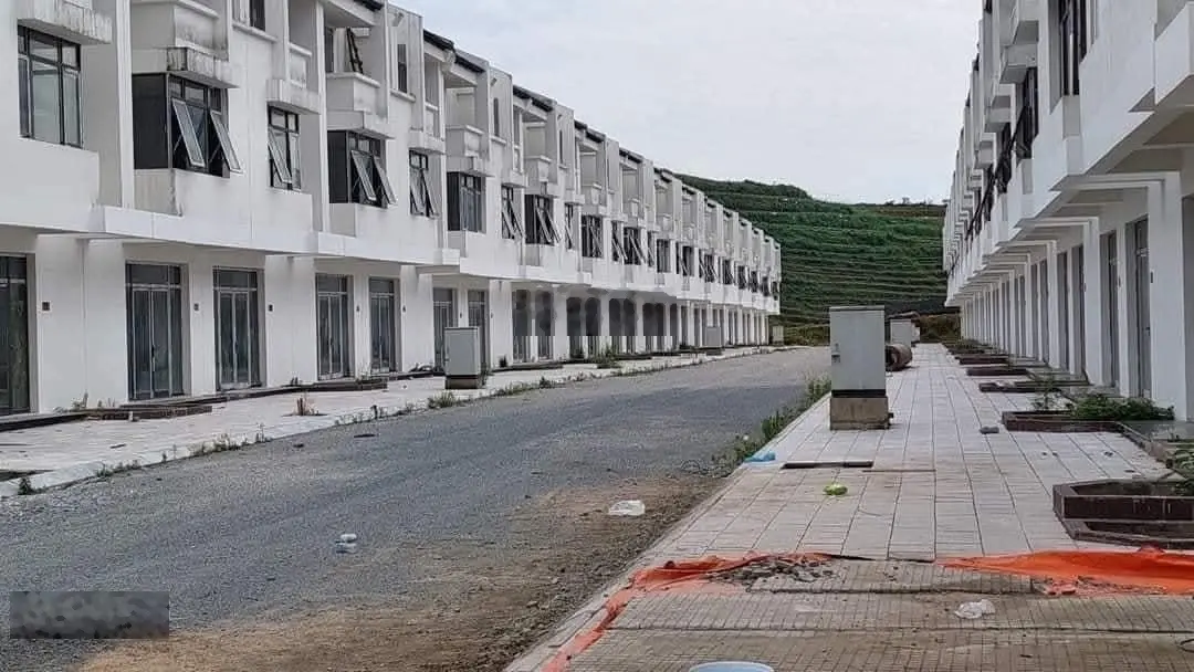 Bán nhanh 1 căn nhà xây thô - mặt tiền đường trung tâm khu tâm Tây Bắc Sapa