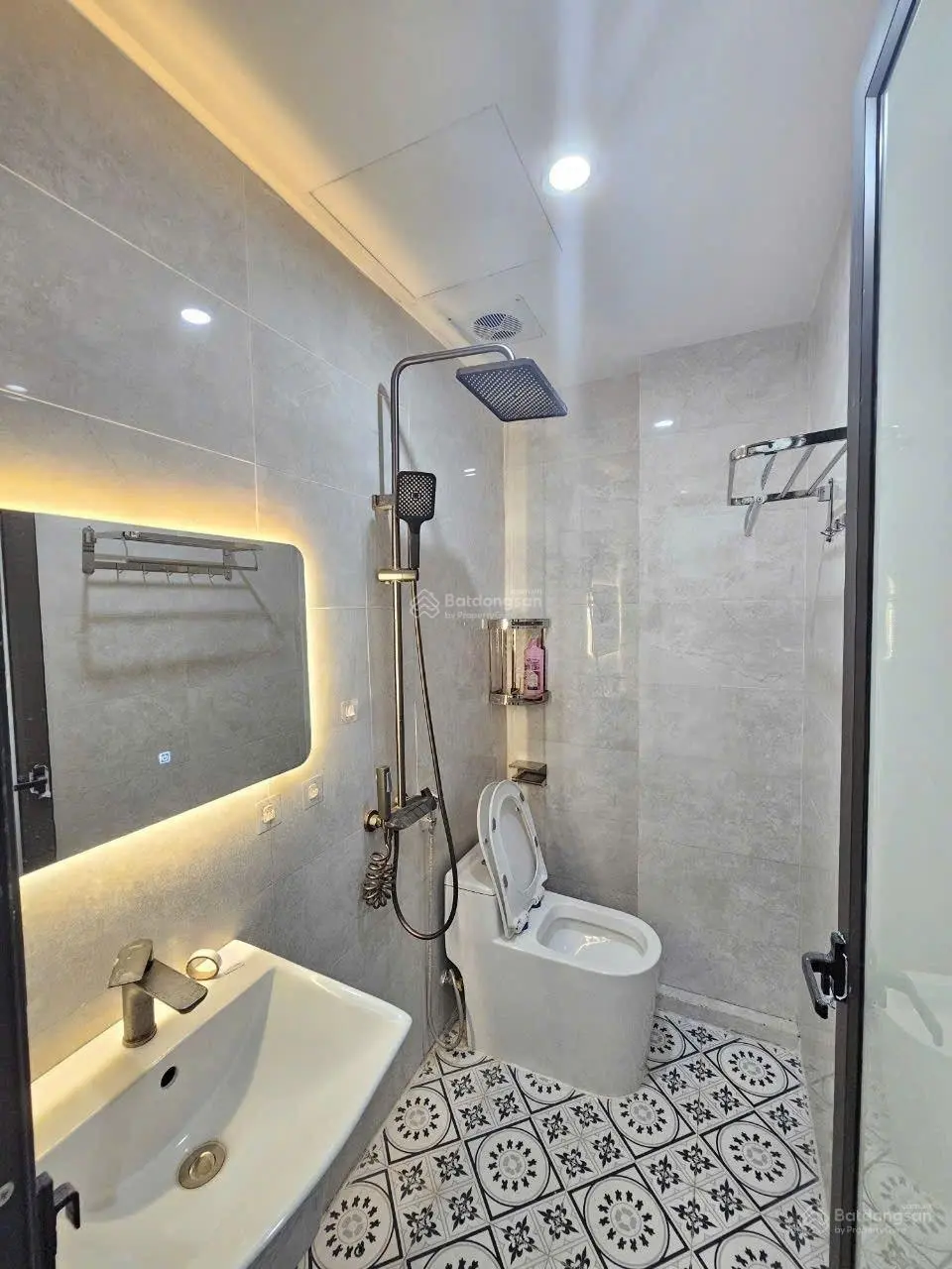 Bán nhà tại Long Châu - Phụng Châu - Chương Mỹ, nhà đẹp, đường trước cửa rộng ô tô chạy qua
