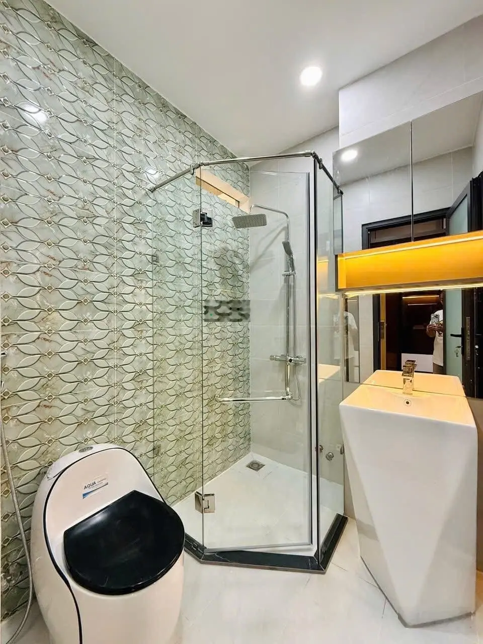 Chính chủ cần bán gấp nhà Đ.CMT8,P12,Q10 giá 3TỶ950/63,8m2 thuê 28tr/tháng gần Công trường Dân Chủ