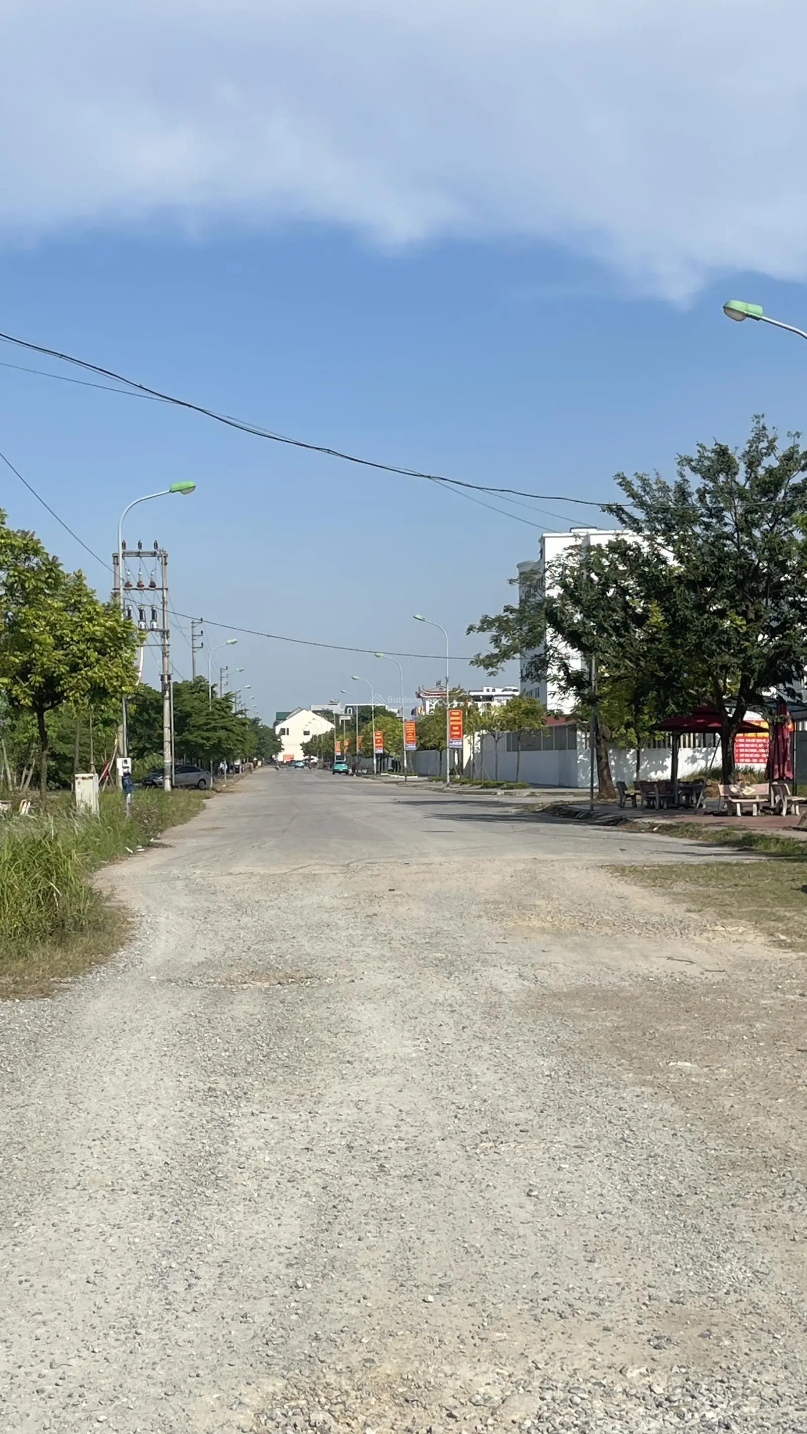 Chính Chủ Bán lô đất 355 m2 trục chính kinh doanh ,nằm sát trường đại học tài chính ngân hàng.