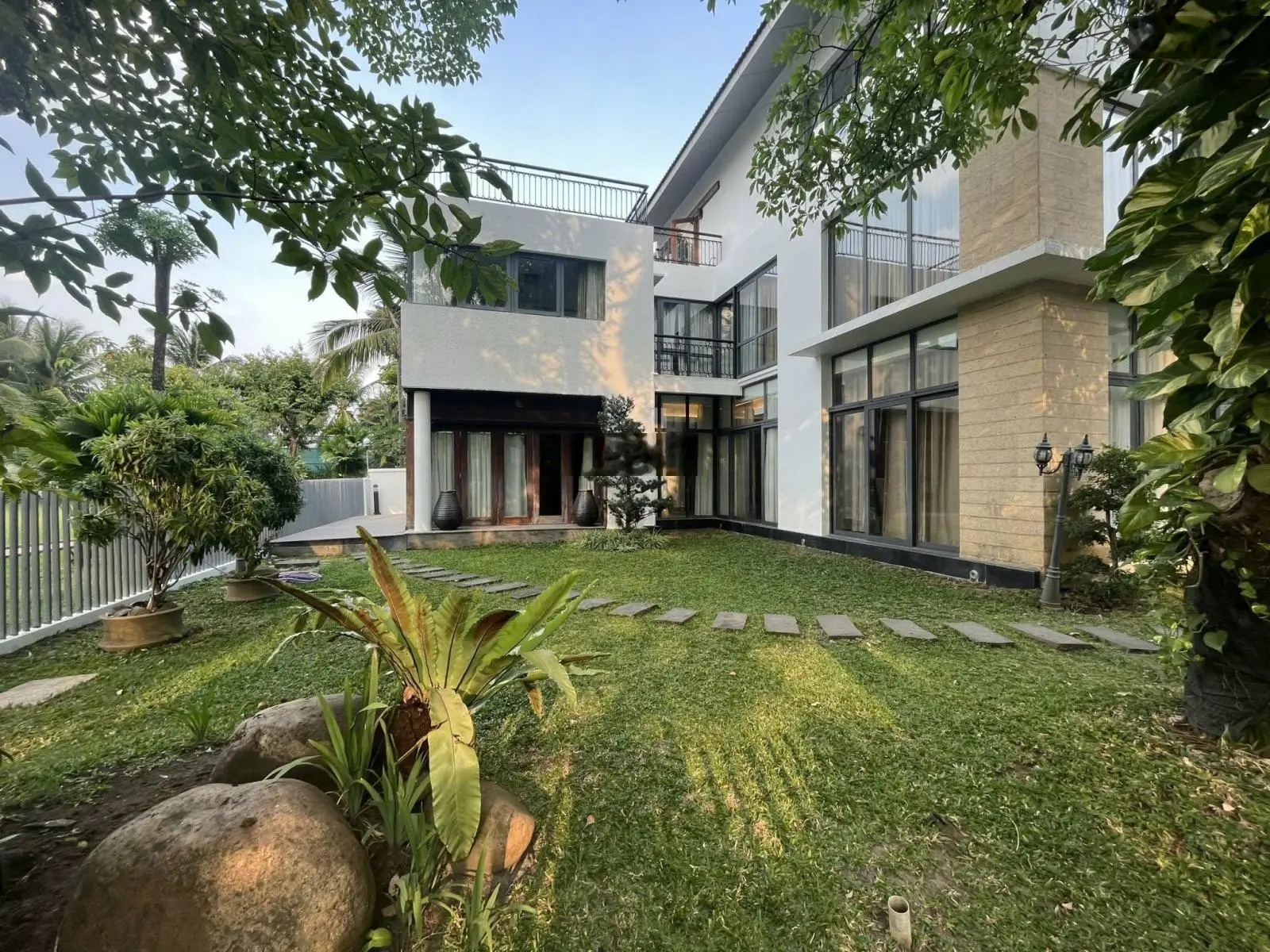 Siêu đẹp biệt thự 3 mặt tiền - trực diện sông & công viên - 23x26m, gần 600m2 trệt 2L - Giá 280 tỷ